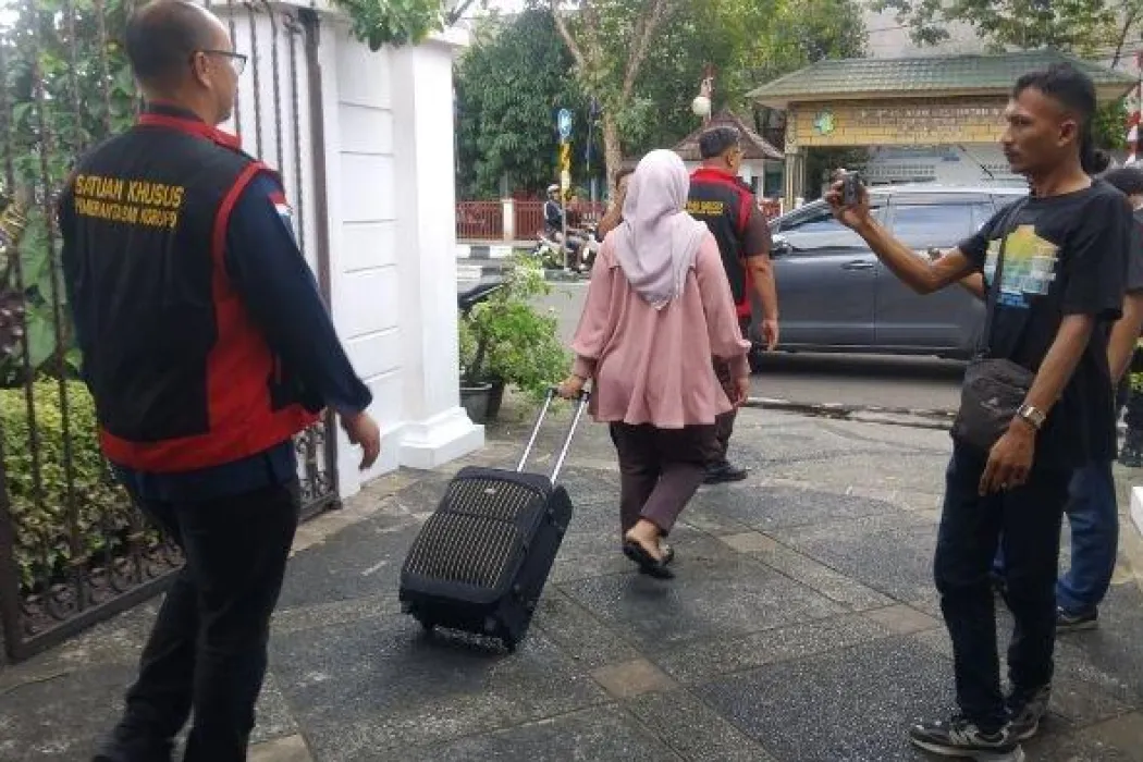 rumah-alex-noerdin-digeledah-terkait-kasus-korupsi-pasar-cinde-palembang-kejati-bawa-satu-koper-dari-rumah-eks-gubernur