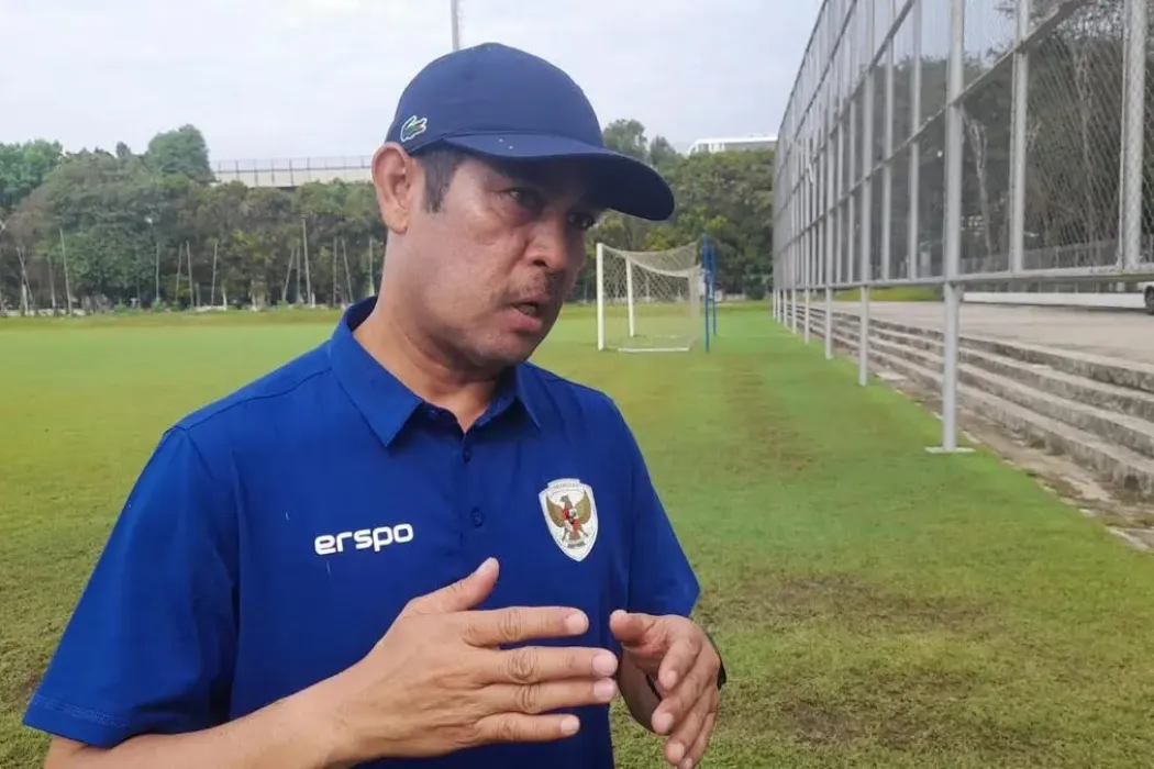 Nil Maizar Genjot Fisik Pemain Sumsel United di Lapangan Pasir JSC Palembang