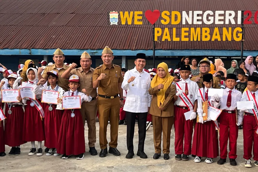 walikota-ratu-dewa-realisasikan-janji-bagikan-seragam-gratis-untuk-siswa-sd-dan-smp-di-palembang